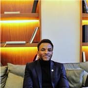 Educador de Turquía, fluido en idiomas, enseñando inglés y matemáticas durante Erasmus en España.